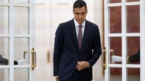 epa12504441 Spain's Prime Minister Pedro Sanchez welcomes the Sultan of Oman Haitham bin Tariq Al Said (not pictured) for a meeting at the Moncloa Palace in Madrid, Spain, 05 November 2025. The Sultan of Oman is paying his first official state visit to Spain.  EPA/MARISCAL