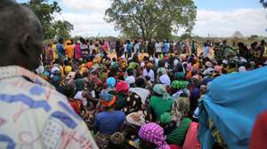 Cerca de 1.900 famílias deslocadas, fugidas de ataques armados em aldeias de Chiúre, estão acomodadas na Escola Primária Completa dos Coqueiros, Cabo Delgado, Moçambique, 29 de julho de 2025. Moçambique tem sofrido, nos últimos tempos, ataques, sobretudo na província de Cabo Delgado, no norte do país, rica em gás e que enfrenta desde 2017 uma rebelião armada, que já provocou milhares de mortos e uma crise humanitária, com mais de um milhão de pessoas deslocadas. (ACOMPANHA TEXTO)  LUÍSA NHANTUMBO/LUSA
