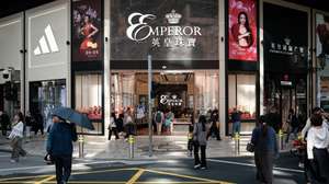 Uma ourivesaria em Macau, China, 12 de novembro de 2025. A tradição da compra e oferta de ouro em Macau está a segurar a atividade das ourivesarias, que, não obstante os preços recorde do metal amarelo, mantêm o volume de transações, ainda que com menos peso total transacionado. (ACOMPANHA TEXTO DA LUSA DO DIA 16 DE NOVEMBRO DE 2025). GONÇALO LOBO PINHEIRO/LUSA