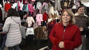 A candidata às Eleições à Presidência da República de 2026, Catarina Martins, visita a feira municipal de Santo Tirso, 22 de dezembro de 2025. FERNANDO VELUDO/LUSA