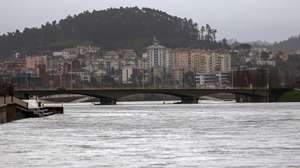Imagem do Rio Mondego, em Coimbra, 13 de fevereiro de 2026. Na Ponte-Açude, o caudal do Mondego atingiu um máximo de 2.105 m3/s às 16:00 de quarta-feira - sensivelmente duas horas antes de ruir o dique da margem direita do Mondego que levou, depois, à queda de parte do tabuleiro da autoestrada 1 (A1) -, esteve em redor dos 2.000 m3 na madrugada de quinta-feira e tem vindo a baixar consistentemente, situando-se, pelas 10:00, nos 1.646. MIGUEL A. LOPES/LUSA