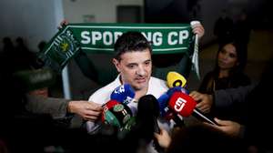 Nuno Dias, treinador da equipa de futsal do Sporting CP, fala à comunicação social, à chegada ao aeroporto Humberto Delgado em Lisboa, depois de ontem terem conquistado a Liga dos Campeões de Futsal em Itália, 11 de maio de 2026. FILIPE AMORIM/LUSA