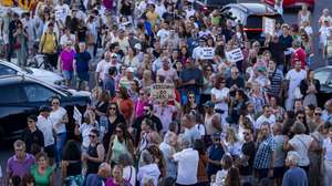Moradores, comerciantes e cidadãos promovem uma ação para chamar a atenção para a recorrente falta de abastecimento de água que continua a afetar a cidade, Costa da Caparica, 8 de julho de 2026. A iniciativa consiste numa ação pacífica, silenciosa e sem desfile, durante a qual os participantes permanecem posicionados ao longo dos passeios e espaços públicos adjacentes às vias, formando um cordão contínuo. JOSÉ SENA GOULÃO/LUSA