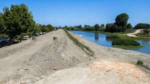 Obras de recuperação de diques em Montemor-o-Velho, afetados pelas tempestades de janeiro e fevereiro de 2026, que hoje foram visitadas pelo  primeiro-ministro Luís Montenegro e pela ministra do Ambiente e Energia, Maria da Graça Carvalho, Montemor-o-Velho, 10 de agosto de 2026. PAULO CUNHA/LUSA