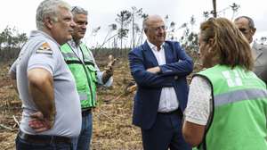 O ministro da Agricultura e Mar, José Manuel Fernandes (C), realiza visita de acompanhamento às iniciativas de intervenção e recuperação das áreas florestais afetadas pela tempestade Kristin. Marinha Grande, 20 agosto 2026. PAULO CUNHA/LUSA