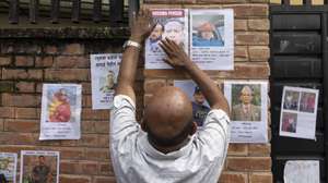 epaselect epa13198108 A man places a poster of missing people in the aftermath of flash floods on a wall at the Tribhuvan University Teaching Hospital (TUTH), in Kathmandu, Nepal, 29 August 2026. According to National Disaster Risk Reduction and Management Authority (NDRRMA), more than 600 people were killed and hundreds remain missing across northern Nepal after a glacial collapse and avalanche triggered flash floods and mudslides along the Bhotekoshi and Trishuli river valleys near the Nepal-Tibet border, causing widespread destruction to settlements and infrastructure.  EPA/NARENDRA SHRESTHA