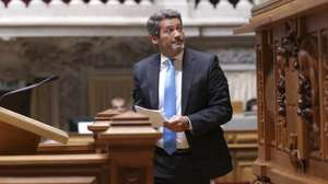O deputado do Chega (CH), André Ventura, momentos antes de intervir na sessão plenária sobre a redução temporária da taxa de IVA sobre os combustíveis para a taxa intermédia e sobre a abolição das portagens nas Pontes 25 de Abril e Vasco da Gama, garantindo a mobilidade, a coesão territorial e a justiça económica entre as duas margens do Tejo, na Assembleia da República, em Lisboa, 24 de setembro de 2026. ANTÓNIO PEDRO SANTOS/LUSA