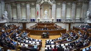 O primeiro-ministro, Luis Montenegro, usa da palavra durante o debate quinzenal, na Assembleia da República, em Lisboa, 09 de outubro de 2026. JOSÉ SENA GOULÃO/LUSA