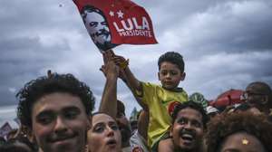 epaselect epa13314564 Supporters of Brazilian President and reelection candidate Luiz Inacio Lula da Silva take part in the 'Musical Act for Democracy' at Copacabana Beach in Rio de Janeiro, Brazil, 18 October 2026.  EPA/Andre Coelho