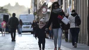 Populares protegem-se do frio durante a vaga de frio que está a atingir o país, em Viseu, 07 de fevereiro de 2018. O território de Portugal continental está todo sob aviso amarelo por persistência de valores baixos da temperatura mínima até ao início do dia de quinta-feira. NUNO ANDRÉ FERREIRA/LUSA