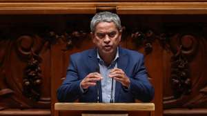 O deputado do partido Os Verdes, José Luis Ferreira, intervém sobre Lei Orgânica das Bases da Organização das Forças Armadas durante o debate parlamentar na Assembleia da República, em Lisboa, 18 de maio de 2021. MÁRIO CRUZ/LUSA