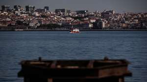 Um cacilheiro atravessa o rio Tejo em direção a Cacilhas, em Cacilhas, Almada, 20 de maio de 2020. O transporte rodoviário foi reforçado com a entrada do segunda fase do desconfinamento devido à pandemia da covid-19, apesar disso as carreiras continuam com poucas pessoas o que contrasta com a grande utilização dos transportes fluviais da Transtejo/Soflusa. (ACOMPANHA TEXTO). MÁRIO CRUZ/LUSA