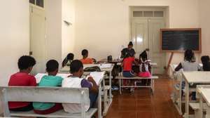 Alunos recebem explicações no Seminário-Liceu de São Nicolau, na vila da Ribeira Brava, centro da ilha de São Nicolau, Cabo Verde, 30 de maio de 2022. Atualmente propriedade da Igreja Católica através da diocese do Mindelo, o espaço serve hoje de apoio à catequese local e algumas das suas imponentes salas também recebem sessões de explicações para os alunos mais necessitados ou outras reuniões pontuais. (ACOMPANHA DA LUSA DO DIA 22 DE AGOSTO DE 2022). ELTON MONTEIRO/LUSA