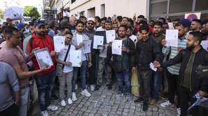 Manifestantes exibem os seus documentos de pedido e renovação de residência em Portugal junto à da sede da AIMA - Agência para a Integração Migrações e Asilo em Lisboa na manifestação &quot;Defenda os seus direitos&quot;. Ação de protesto convocada pela comunidade do Bangladesh em Portugal, contra os atrasos na renovação ou emissão do primeiro cartão de residência pelo Instituto dos Registos e do Notariado (IRN) 18 de abril de 2024.  MIGUEL A. LOPES/LUSA