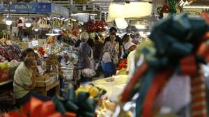 epa11047835 People shop during a festive New Year holiday at a market in Bangkok, Thailand, 29 December 2023. Thailand&#039;s Gross Domestic Product (GDP) is forecasted to grow 2.5 percent in 2023, slower than 2.6 percent in 2022, after the economy expanded 1.9 percent in the first nine months following the GDP growth slowed to 1.5 percent in the third quarter, according to the National Economic and Social Development Council (NESDC). The World Bank also predicts Thailand will become the lowest economic growth country in ASEAN in the next 20 years due to the country&#039;s aging demographic as well as slowing in private investment.  EPA/NARONG SANGNAK