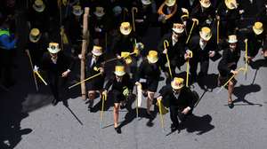 Estudantes universitários participam no Cortejo Académico da Queima das Fitas com início na rua de Camões até à avenida dos Aliados, no Porto, 07 de maio de 2024. ESTELA SILVA/LUSA