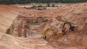 Funcionários trabalham numa mina de Cuango, explorada pela Endiama, em parceria com a ITM e Lumanhe, através da Sociedade Mineira do Cuango, uma área com cerca de 3.000 quilómetros de extensão, na aldeia de Cafunfo, Lunda Norte, Angola, 11 de março de 2021. Angola/Cafunfo: Mina do Cuango tenta recuperar da pandemia e promete mais atenção às comunidades locais. (ACOMPANHA TEXTO DA LUSA DO DIA 17 DE ABRIL DE 2021). AMPE ROGÉRIO/LUSA