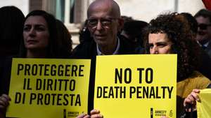 epa12791981 Protest groups including ‘Stand for life’, women's movement Vita Libertà and other groups and oppostion MP's hold up placards stating 'proteggere il diritto di protesta'  (protect the right to protest) and 'No to death penalty' during a protest in front of Palazzo Montecitorio in support of Iranian political prisoners in Rome, Italy 03 March 2026.  EPA/ALESSANDRO DI MEO