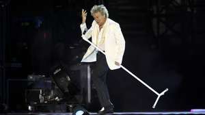 epa13069601 British singer Rod Stewart performs on the third day of Rock in Rio Lisbon 2026 in Lisbon, Portugal, 27 June 2026.  EPA/ANTONIO PEDRO SANTOS