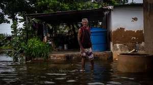 epa10233750 Inhabitants of Laguna de Las Peonias, in the Puerto Caballo sector, observe the floods in Maracaibo, Venezuela, 09 October 2022. At least 25 people died, among them two minors, and 52 are still missing as a result of the rains in the town of Tejerias, Aragua state, in the central zone of Venezuela, confirmed by the Executive Vice President, Delcy Rodriguez.  EPA/Henry Chirinos