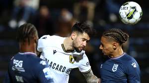 O jogador do Famalicão, Ivo Rodrigues (C), disputa a bola com o jogador do B-SAD, Jójó, durante o jogo da Taça de Portugal de Futebol, disputado no Estádio Municipal de Famalicão, Vila Nova de Famalicão, 08 de fevereiro de 2023. ESTELA SILVA/LUSA