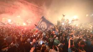 epa10609410 SSC Napoli supporters celebrate in Naples, Italy, 04 May 2023. Napoli sealed their third-ever Serie A championship after a 1-1 draw at Udinese.  EPA/CIRO FUSCO