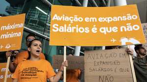 Trabalhadores da EasyJet manifestam-se junto ao Aeroporto Francisco Sá Carneiro em dia de greve de tripulantes de cabine da companhia aérea, Maia, 21 de julho de 2023. Esta greve foi convocada pelo Sindicato Nacional do Pessoal de Voo da Aviação Civil, para reivindicar condições semelhantes para os tripulantes das bases portugueses às dos das bases noutros países. JOSÉ COELHO/LUSA