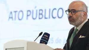 O ministro das Infraestruturas e Habitação, Miguel Pinto Luz, intervém durante o ato público de constituição da Fundação da Construção, no Técnico Innovation Centre, em Lisboa, 25 de julho de 2024. A Fundação da Construção é uma iniciativa que reúne três ordens profissionais – dos Engenheiros, dos Arquitetos e dos Economistas – juntamente com quinze empresas líderes do setor da construção e projetos. TIAGO PETINGA/LUSA