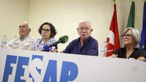 O secretário-geral da Federação de Sindicatos da Administração Pública e de Entidades com Fins Públicos (FESAP), José Abraão (2-D), apresenta o documento que contém as reivindicações da Federação para o Orçamento do Estado para 2025 e para o processo de negociação geral anual que se avizinha, em Lisboa, 05 de setembro de 2024. FILIPE AMORIM/LUSA
