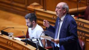 O deputado do PCP, António Filipe, intervém durante a sessão plenária de interpelação ao Governo sobre o &quot;Passe Ferroviário Nacional e investimento na ferrovia em Portugal&quot;, na Assembleia da República, em Lisboa, 10 de outubro de 2024. ANTÓNIO COTRIM/LUSA