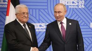 epa11680559 Russian President Vladimir Putin (R) welcomes Palestinian President Mahmoud Abbas (L) before their meeting on the sidelines of the BRICS Summit in Kazan, Russia, 24 October 2024. The BRICS summit takes place from 22 to 24 October.  EPA/ALEXANDER ZEMLIANICHENKO / POOL