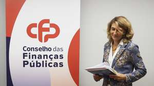 A presidente do Conselho das Finanças Públicas, Nazaré da Costa Cabral, à chegada para a conferência de imprensa de apresentação do relatório "Perspetivas Económicas e Orçamentais 2025-2029" que atualiza o cenário macroeconómico para aquele horizonte temporal, no Conselho das Finanças Públicas, em Lisboa, 10 de abril de 2025. ANDRÉ KOSTERS/LUSA