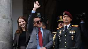 epa12033847 Ecuador's President Daniel Noboa (C) waves next to his wife Lavinia Valbonesi (L) during the traditional Presidential Change of Guard ceremony at Carondelet Palace in Quito, Ecuador, 15 April 2025. Daniel Noboa won the runoff round of the presidential elections held on 13 April.  EPA/JOSE JACOME