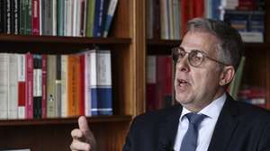O novo bastonário eleito da Ordem dos Advogados, João Massano, em entrevista à agência Lusa, em Lisboa, 14 de abril de 2025. O novo bastonário dos advogados quer instituir previsibilidade no pagamento aos advogados oficiosos, propondo a definição de um calendário mensal, e quer nova revisão dos Estatutos da Ordem, nomeadamente no que diz respeito ao pagamento dos estágios. (ACOMPANHA TEXTO DA LUSA DO DIA 21 DE ABRIL DE 2025). ANTÓNIO COTRIM/LUSA