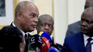 O líder da UNITA, Adalberto Costa Júnior, fala aos jornalistas após o encontro com o Presidente angolano, João Lourenço (» ausente na fotografia), no Palácio Presidencial em Luanda, Angola, 13 de maio de 2025. AMPE ROGÉRIO/LUSA