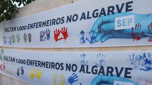 Greve dos enfermeiros da Unidade Local de Saúde (ULS) do Algarve até dia 23 de agosto de 2024, para exigir melhores condições laborais, remuneratórias e de horários, frente ao Hospital de Faro, 22 de agosto de 2024. LUÍS FORRA/LUSA