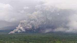 epa12535791 A handout photo made available by the Volcanology and Geological Hazard Mitigation Center (PVMBG) of Indonesia's Ministry of Energy and Mineral Resources shows Mount Semeru volcano spewing volcanic ash during an eruption in East Java, Indonesia, 19 November 2025. Following a series of eruptions, Indonesian authorities have raised the alert status of the volcano to the highest level on 19 November.  EPA/PVMBG HANDOUT -- MANDATORY CREDIT -- BEST QUALITY AVAILABLE -- HANDOUT EDITORIAL USE ONLY/NO SALES