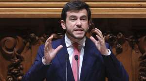 O deputado do PS Miguel Costa Matos intervém durante a sessão plenária de discussão do programa de Governo,com a presença do primeiro-ministro, Luís Montenegro (ausente na foto), na Assembleia da República, em Lisboa, 11 de abril de 2024. ANTÓNIO COTRIM/LUSA