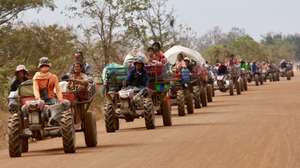 epa12582124 People fleeing from a disputed area travel along a street in Oddar Meanchey Province, Cambodia, 10 December 2025. According to the Cambodian Ministry of Defence, more than 37,000 families, over 127,000 people from Oddar Meanchey, Preah Vihear, Banteay Meanchey, Pursat, and Siem Reap have fled to safety as fighting escalates along the Cambodia–Thailand border. Authorities confirm seven civilian deaths as communities continue evacuating under urgent and dangerous conditions.  EPA/KITH SEREY