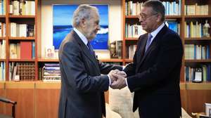 O candidato à segunda volta das eleições à Presidência da República, António José Seguro (D), cumprimenta o antigo Presidente da República, António Ramalho Eanes, durante um encontro em Lisboa, 29 de janeiro de 2026. Os portugueses elegem o novo Presidente da República em 08 de fevereiro. JOSÉ COELHO/LUSA