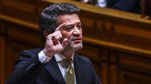 O lider do Chega, André Ventura, usa da palavra no debate parlamentar na Assembleia da República em Lisboa, 4 de março de 2026. TIAGO PETINGA/LUSA