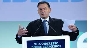 O primeiro-ministro, Luís Montenegro, intervém durante o VII Congresso dos Enfermeiros e o I Fórum Académico de Enfermagem, em Gondomar, 15 de maio de 2026. ESTELA SILVA/LUSA