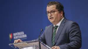 O ministro de Estado e Finanças, Joaquim Miranda Sarmento, intervém na conferência de imprensa na sequência da divulgação das Contas Nacionais Trimestrais relativas a 2025, pelo Instituto Nacional de Estatística (INE), no Ministério das Finanças, em Lisboa, 26 de março de 2026. MIGUEL A. LOPES/LUSA