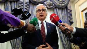 Presidente da Assembleia da República de Portugal, José Pedro Aguiar-Branco (C), que se encontra em Luanda no quadro da XV sessão Intercalar da Assembleia Parlamentar da Comunidade de Países de Língua Portuguesa (CPLP), fala aos jornalistas no final de uma audiência com o Presidente da República de Angola, João Lourenço (ausente da fotografia), no palácio da Cidade Alta, em Luanda, Angola, 23 de julho de 2026. AMPE ROGÉRIO/LUSA