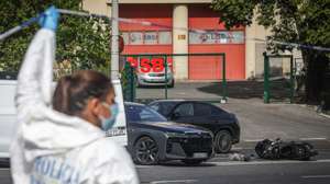 Elementos da Polícia Judiciária no local onde um homem morreu atropelado após o motociclo em que seguia ter sido abalroado por um carro, na Avenida de Berlim ao tentar roubar relógio de luxo, Lisboa, 25 de agosto de 2026. ANTÓNIO PEDRO SANTOS/LUSA