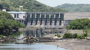 epa13198025 A view showing the '15 de Septiembre' hydroelectric dam and a section of the Lempa River during drought caused by the El Nino phenomenon, in San Esteban Catarina, El Salvador, 28 August 2026. Farmers in a rural village in central El Salvador lament the losses to their corn crops while remaining hopeful that the situation will improve in the final months of the year, even though forecasts indicate otherwise.  EPA/RODRIGO SURA