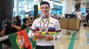 O ciclista português que se sagrou campeão do mundo nos Mundiais de pista de Xangai, Iuri Leitão, à chegada ao Aeroporto Humberto Delgado, em Lisboa, 20 de outubro de 2026. ANTONIO PEDRO SANTOS/LUSA