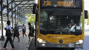 Utentes na estação do Senhor Roubado, no dia em que a área Metropolitana de Lisboa (AML) vê reforçada a oferta de transportes públicos, sobretudo de autocarros, permitindo que a capacidade fique a 90% da que existia no mesmo período do ano passado, em Odivelas, 01 de julho de 2020. MIGUEL A. LOPES/LUSA