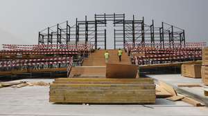Obras de construção do altar palco para a Jornada Mundial da Juventude (JMJ), no Parque Tejo Trancão, em Lisboa, 28 de junho de 2023. A um mês da Jornada Mundial da Juventude (JMJ), os trabalhos no principal recinto do evento, no Parque Tejo-Trancão (Lisboa e Loures), estão quase todos concluídos, faltando terminar o altar palco e a instalação das casas de banho. (ACOMPANHA TEXTO DA LUSA DO DIA 01 DE JULHO DE 2023). MANUEL DE ALMEIDA/LUSA.