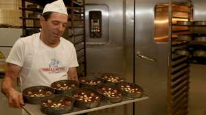 O mestre pasteleiro Marcelino Serrão confeciona uma das principais iguarias da culinária do Natal madeirense, o tradicional bolo de mel da Madeira, numa fábrica com mais de 100 anos, no Funchal, Madeira, 20 de dezembro de 2023. (ACOMPANHA TEXTO DE 22-12-2023) HOMEM DE GOUVEIA/LUSA